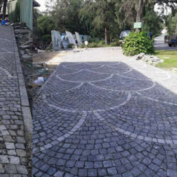 Thi công đá cubic xanh đen tạo hoạ tiết trên đường