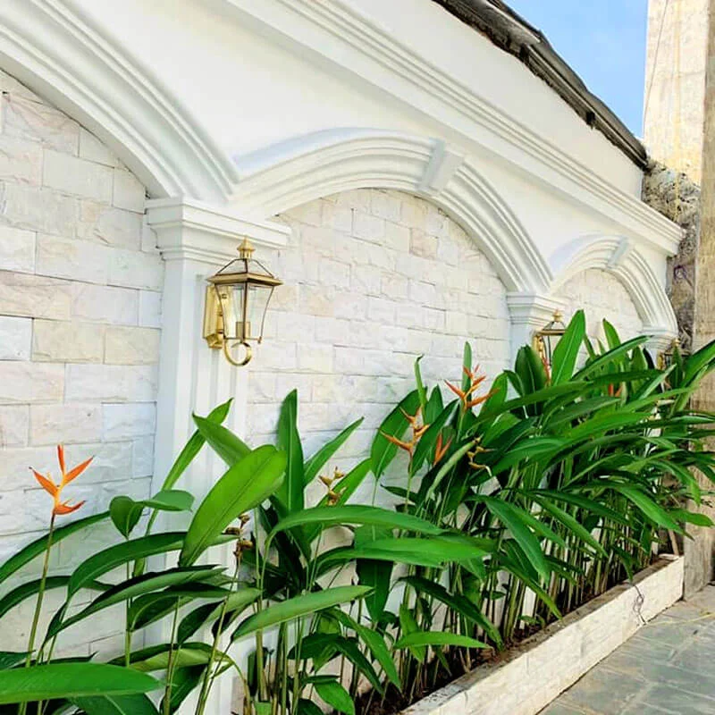 Đá bóc trắng sữa tại tường biệt thự