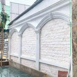 Thi công đá bóc trắng sữa tại tường biệt thự