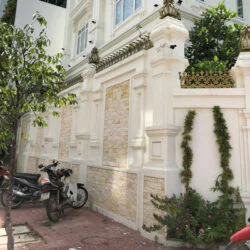 Đá bóc trắng sữa kết hợp với bóc vàng cho tường lâu đài