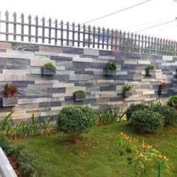 Thi công đá ghép ốp tường kết hợp chậu hoa