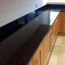 Đá hoa cương kim sa trung đen lắp cho bàn bếp chữ L