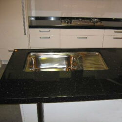 Đá hoa cương kim sa trung đen lắp cho bếp + bồn rửa