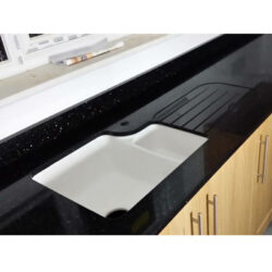 Ảnh đá hoa cương kim sa trung trên mặt bếp