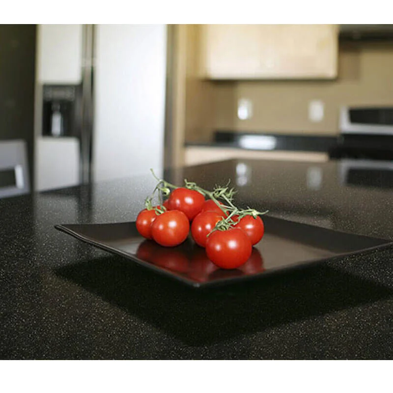 Đá kim sa đen với đĩa cà chua