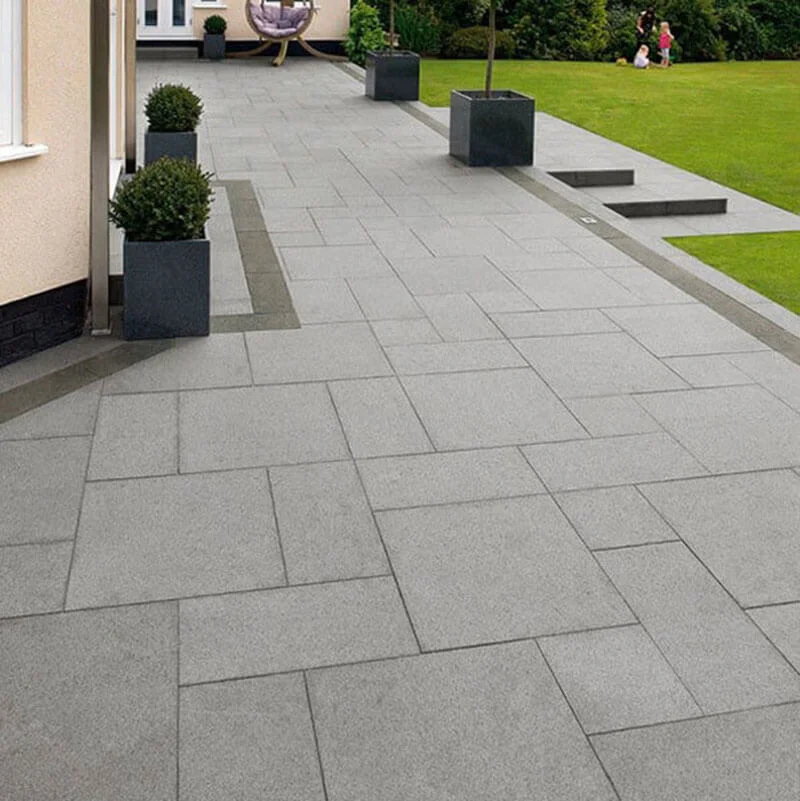 Đá khò nhám thường được sử dụng để lát sân vườn