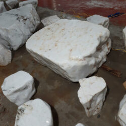 Giá đá thạch anh phong thủy tuy rẻ hơn hàng chế tác nhưng vẫn giữ trọn vẹn năng lượng