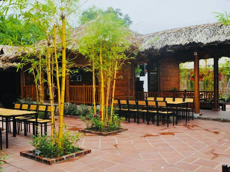 Một nhà hàng thiết kế tiểu cảnh làng quê Việt Nam